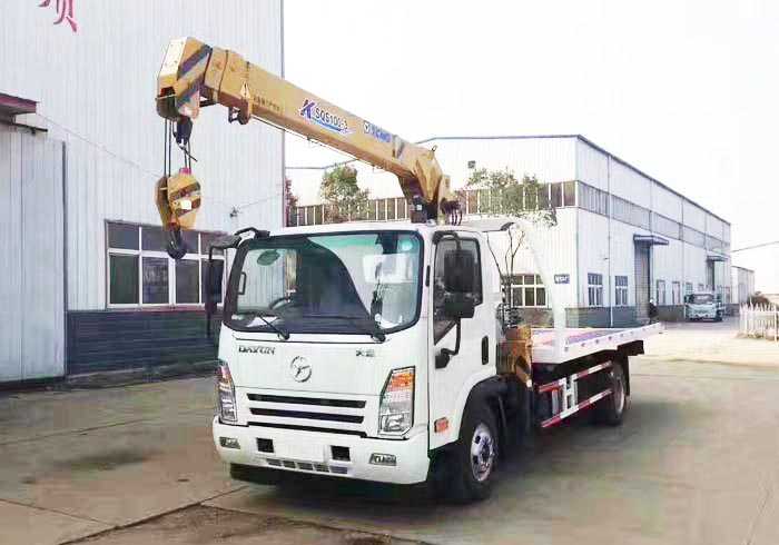 大運(yùn)帶吊清障車